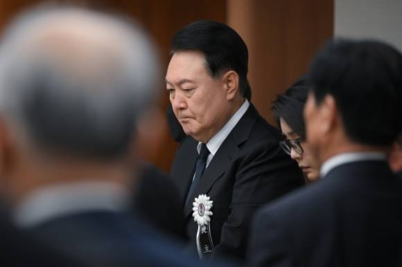 윤석열 대통령 내외, 부친 발인식 참석 - 윤석열 대통령과 부인 김건희 여사가 17일 오전 서울 서대문구 신촌세브란스병원 장례식장에서 열린 부친 윤기중 연세대 명예교수의 발인식에 참석하고 있다. 2023.8.17 대통령실 제공.