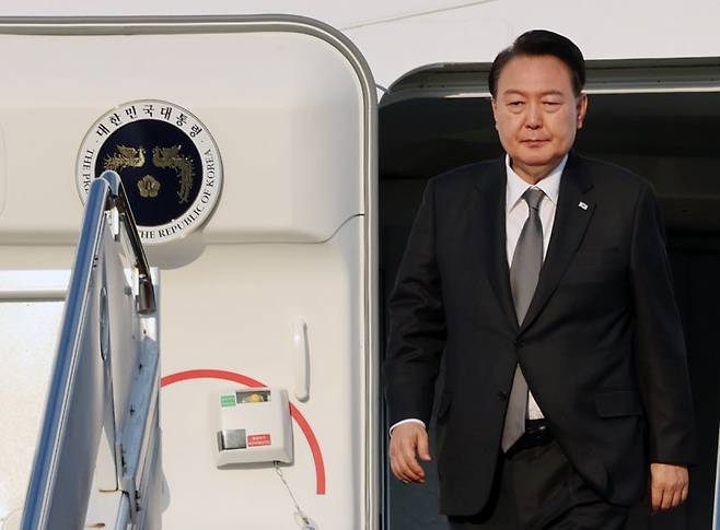 윤석열 대통령이 17일(현지시간) 미국 워싱턴DC 인근 앤드루스 공군기지에 도착, 공군 1호기에서 내리고 있다. 윤 대통령은 미국 대통령의 공식 별장인 캠프 데이비드에서 18일(현지시간) 열리는 한미일 정상회의에 참석한다. 연합뉴스
