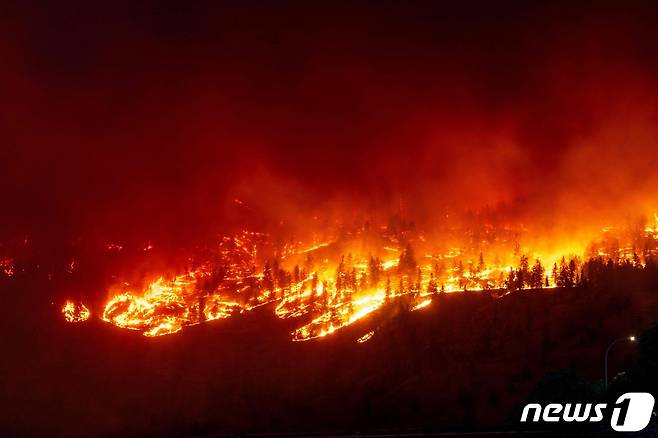17일(현지 시간) 캐나다 브리티시 컬럼비아주(州) 웨스트 켈로우나의 산이 시뻘건 화염에 휩싸였다. 인근 지역에는 대피령이 내려졌다. 2023.08.17/ ⓒ AFP=뉴스1 ⓒ News1 권진영 기자