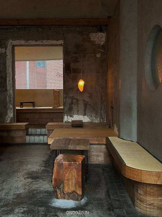 Seating area on the second floor of Ongozisin main store in Sharosugil, Seoul (Ongozisin)