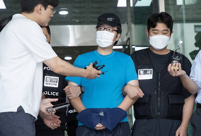 성폭력범죄의처벌등에관한특례법위반(강간등상해) 혐의를 받는 신림동 등산로 성폭행범 최모 씨가 19일 오후 서울중앙지방법원에서 열리는 구속 전 피의자 심문(영장실질심사)을 받기 위해 서울 관악경찰서를 나서고 있다. /박상훈 기자