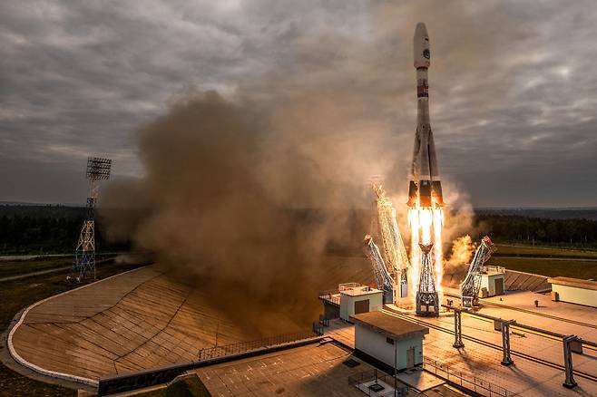 47년만의 첫 러시아 달 탐사선 루나-25이 19일(현지 시각) 궤도 이탈 후 달에 추락했다고 러시아 연방우주공사(로스코스모스)는 밝혔다. 사진은 루나-25를 실은 소유스 2.1v 로켓이 지난 11일(현지시간) 극동 아무르주의 보스토치니 우주기지에서 발사되는 모습. 로스코스모스는 루나-25의 비행이 계획대로 이뤄지면 오는 23일 달의 남극에 착륙할 예정이라고 밝혔다. /러시아 타스=연합뉴스