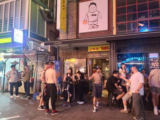 지난 15일 오전 1시 이태원역 앞에선 상의를 탈의한 남성들이 삼삼오오 모여 있었다. 김민정 기자