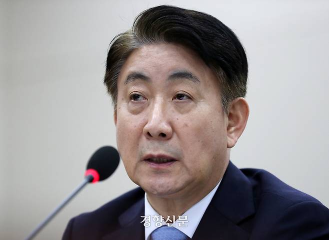 이동관 방송통신위원장 후보자가 지난 18일 국회 과방위회의실에서 열린 인사청문회에서 의원질의에 답변하고 있다. 박민규 선임기자