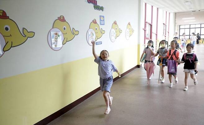 울산광역시의 한 초등학교에서 학생들이 하교하고 있다./뉴스1