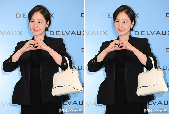 Lee Mi-yeon attended a fashion brand event held in Gangnam, Shinsegae Department Store in Seoul on August 18th and appeared for a long time.On this day, Lee Mi-yeon presented Black fashion with black suits and black blouses, and gave them points with white handbags to complete Black and White fashion.Look for five different parts of Lee Mi-yeons photo.Lee Mi-yeon, who was a synonym for HIGHTEEN star in the past, appeared at the photo call event with the beautiful looks of the day as it was, and was baptized by the reporters.Lee Mi-yeon, who won the Best Actress Award at the Blue Dragon Film Festival and the Best Actress Award at the Dae Jong Award for Best Actress in the Blue Dragon Film Festival, is now preparing to return to the screen.Did you find all five of the other parts in Lee Mi-yeons photo?The answer is revealed.Second, earrings.Third, the button on the left sleeve.Fourth, the button on the right sleeve.Fifth, the Black Line of Handbags.