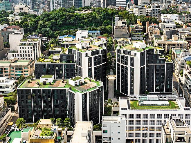 신영이 서울 강남구 논현동에서 분양 중인 ‘브라이튼 N40’. 세계적인 건축가 장 미셸 빌모트가 건축과 조경을 맡아 한국적인 조형미와 계절마다 다른 조경이 조화를 이루도록 연출했다. 다양한 커뮤니티 시설과 호텔식 주거 서비스가 제공된다. /신영