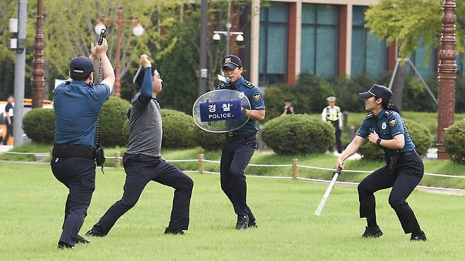 국회에서 열린 '2023년 국회 을지연습 테러 대응 종합훈련'에서 경찰들이 무장 테러범을 제압하고 있다. 김현동 기자