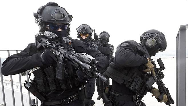 경찰특공대 대원들이 옥상에서 헬기로 투입되는 상황을 가정한 훈련을 하고 있다. 뉴스1