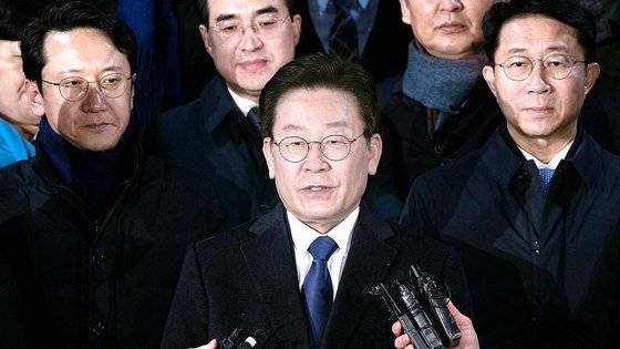 지난 1월10일 수원지검 성남지청에서 성남FC 후원금 의혹 사건과 관련 검찰 조사를 마친 뒤 입장을 발표하는 이재명 더불어민주당 대표(가운데). 뉴스1.