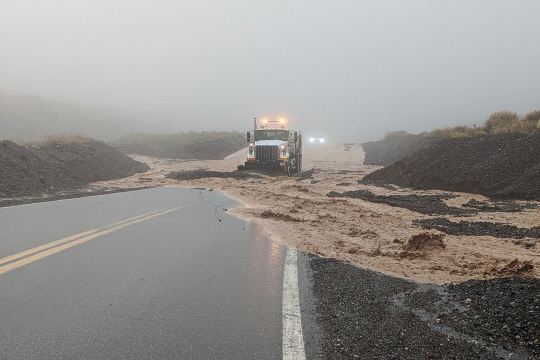 데스밸리 국립공원 도로가 폭우에 침수된 모습. 데스밸리 국립공원 페이스북 캡처