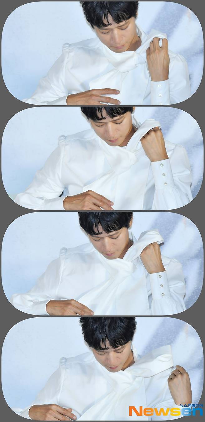 커다란 리본 타이 매만지는 천 박사님