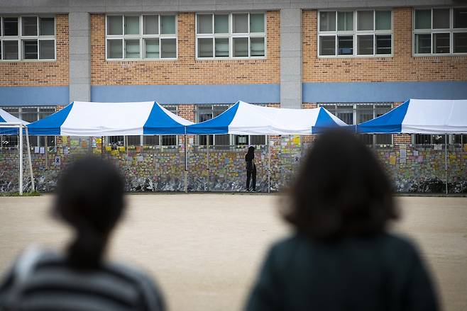 7월24일 서울 서초구 S 초등학교 운동장에서 추모객들이 학교에서 사망한 교사를 추모하는 공간을 바라보고 있다. ⓒ시사IN 신선영