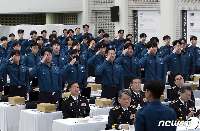 14일 오후 서울 서대문구 미근동 경찰청 대강당에서 열린 대한민국 의무경찰 1142기 합동 전역식에서 의무경찰 대원들이 전역 신고를 하고 있다. 2023.4.14/뉴스1 ⓒ News1 박정호 기자