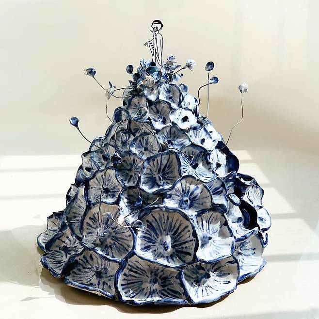 김재석 작가가 자기로 만든 수수걸. 김 작가는 수수걸을 활용한 상업적인 프로젝트 외에도 자신만의 예술세계를 담은 개인전도 준비하고 있다. 사진제공 김재석 작가