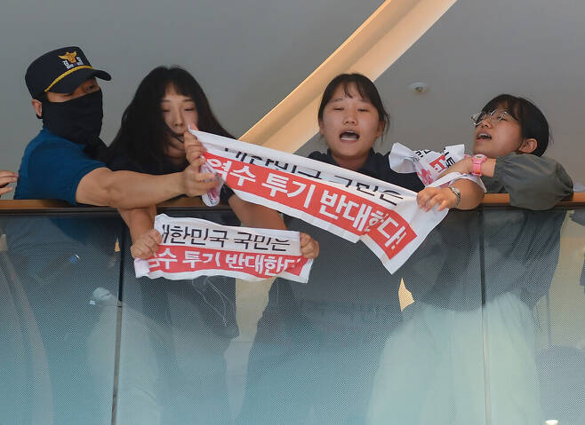 24일 오후 서울 종로구 주한 일본대사관 앞에서 후쿠시마 오염수 방류에 반대하며 대사관 진입을 시도하던 대학생들이 경찰의 제지를 받고 있다. 연합뉴스
