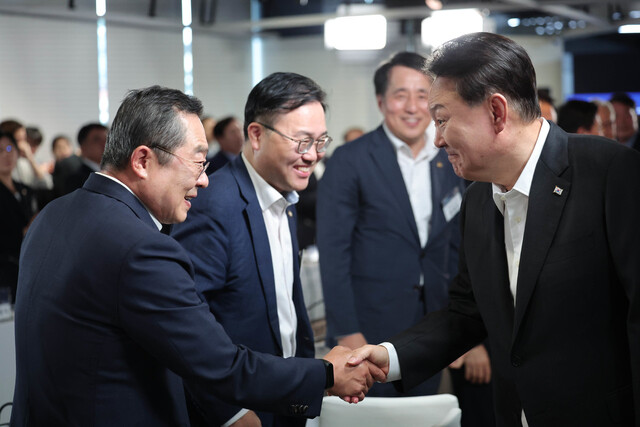 윤석열 대통령이 24일 서울 구로구 구로디지털산업단지 지(G)밸리산업박물관에서 열린 ‘킬러규제 혁파 규제혁신 전략회의’에 입장하며 구자열 한국무역협회 회장과 인사하고 있다. 대통령실 제공