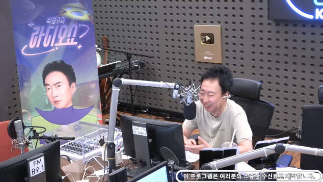 The comedian Park Myeong-sus Xiao Xin Talking stick is gathering topics every day.From the entertainment industry to social issues, Park Myeong-sus cider-style narration of not what it is is raising public sympathy.Park Myeong-su, who is in charge of KBS Cool FM Park Myeong-sus Radio show for 8 years from 2015.Although he has not been active in broadcasting since the end of Infinite Challenge in 2018, his topicality has been true on the radio.Park Myeong-su has been honest about his thoughts on issues that arise throughout society through radio.Although it is a controversial material, it is well received with the current era demanding honesty to do Xiao Xin Talking stick without hesitation.Park Myeong-su said, Tip culture is not compatible with Cage country. I know that Cage country is counted separately because it is a service fee. Tips literally express satisfaction with service.If youre asked for a tip, you also have the right to say no.If there is a tip culture in Cage country, no one will go to that store because it doesnt fit in Cage country. But its good to express it as a tip because youre grateful for the service, he said. You cant force it to be paid.Park Myeong-su also expressed his thoughts on the discharge of water from Japan, which began on the 24th.When you do the discharge of water on the Japanese side, you have to keep the principles and rules and do the discharge of water.I want to give relief to the people through transparent and accurate data, he said. I want to say Japan, but I do not hear it.Recently, Xiao Xin Talking stick on socially controversial crime, do not ask crime did not stop.Park Myeong-su said, I want to be a reality of education without Chi Mat Ba Ram in the application for Chi Mat Ba Ram.If you are a criminal who will commit a do not ask murder or assault, you should not ask the judges, but you should get the highest court sentence, he said. You do not have to get a reflection statement.Park Myeong-su said, Im going to make a lot of money and talk about it. Im about to make it.Whats the point of apologizing and apologizing for a single article? Its not over. The victim remains in my heart. I have to go and apologize until I accept it.If you lie that you have not done school violence, you have to leave this floor. Park Myeong-sus Xiao Xin Talking stick has sometimes caused repercussions and been controversial.However, Park Myeong-su vowed not to stop the Xiao Xin Talking stick, saying, I will continue my life for 31 years.The public hopes that Park Myeong-sus Xiao Xin Talking stick will continue to scratch the itch of the people because it is a public official, not a public official.