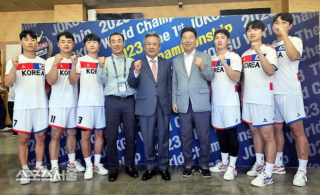 이기흥 대한체육회장이 홍기용 대한민국족구협회장 및 선수들과 파이팅을 외치고 있다.