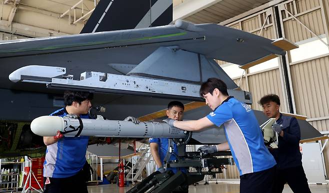 경남 사천 한국항공우주산업(KAI) 격납고에서 KAI 직원들이 KF-21 시제기에 AIM-2000 단거리 공대공미사일을 장착하고 있다. 세계일보 자료사진