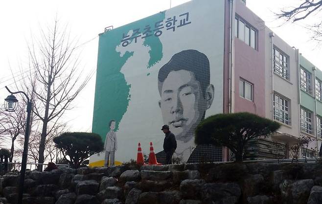호남의 한 초등학교 벽면에 북한군과 중공군을 위한 행진곡을 작곡한 정율성의 대형 타일벽화를 조성돼 있다. 정율성은 6·25 남침 당시 대한민국을 침략해 국군·유엔군과 맞서싸우고 민간인을 납치·살육한 북한군과 중공군을 위한 행진곡을 작곡한 인물이다. ⓒ뉴시스