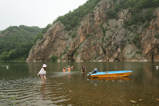 Jeokbyeok River in Buan County, North Jeolla, is pictured. [JOONGANG PHOTO]