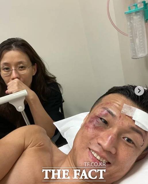 맥스 할로웨이와 경기에서 TKO패한 뒤 은퇴를 밝힌 정찬성은 27일 자신의 SNS에 아내와 함께 있는 사진을 올리며 다시 한번 은퇴 의사를 확실히 했다./정찬성 SNS