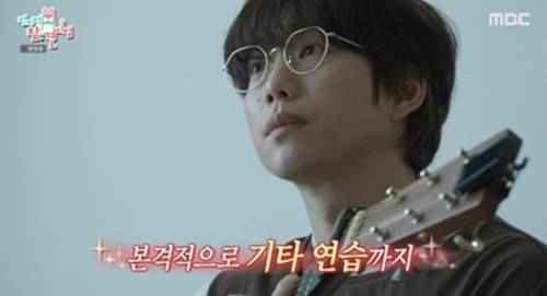 권정열은 시민들의 뜨거운 환호에 보답하듯 ‘폰서트’를 선곡, 감미로운 기타 연주와 목소리로 여수의 밤을 뜨겁게 달궜다. 사진=‘전참시’ 방송 캡처