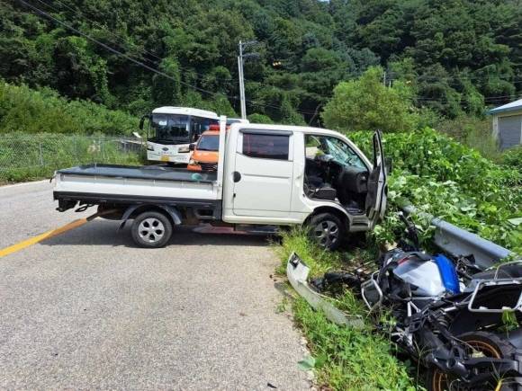26일 강원 양구군 양구읍 수인리 한 도로에서 40대 A씨가 몰던 오토바이와 1톤 트럭이 충돌했다. 뉴스1