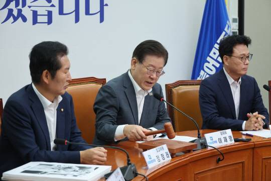 이재명 더불어민주당 대표가 28일 국회에서 열린 최고위원회의에서 속개선언을 하고 있다. 연합뉴스.