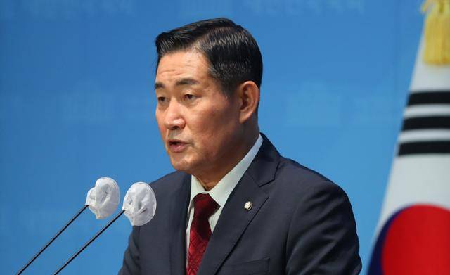 신원식 국민의힘 의원이 지난달 9일 오후 서울 여의도 국회에서 '문재인 정권의 사드 정상화 방해 철저 조사'를 촉구하는 국민의힘 국회 국방위원 합동 기자회견문을 발표하고 있다. 뉴시스