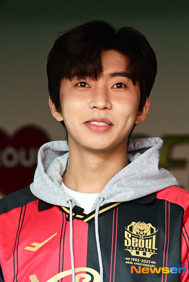 Singer Lim Young-woong quietly performed an antecedent.According to an August 28 report, Lim Young-woong recently delivered summer training suits for Busan brain lesion Argentina national football team players.Players from the team wore Lim Young-woongs gifts to compete in the national championships.Lim Young-woong, as always, was quietly antecedent this time, and it was reported that he did not want the antecedent to be known outside.It is not the first time Lim Young-woong has given a special gift for Busan brain lesion Argentina national football team players.Earlier, Lim Young-woong delivered a sign to the Busanbrain lesionArgentina national football team in March with the finest football boots and cheering messages.This was later announced to the world by a writer who is also a director of the Busan Charity Football Association and a coach of the Busan Cerebral Palsy Football Team as a talent donation.When the writer looks back on the article posted online, he has always talked with Hero during his military life with the keyword  ⁇   ⁇   ⁇   ⁇   ⁇   ⁇   ⁇   ⁇   ⁇   ⁇   ⁇   ⁇   ⁇   ⁇   ⁇   ⁇   ⁇   ⁇   ⁇   ⁇   ⁇ ....................................So this antecedent is one of the more sincere ones. Lim Young-woongs antecedent was announced.The author, who said that Lim Young-woong was called on December 25 last year, said, If you think about Memory roughly, I am trying to be a force for those who are currently experiencing environmental and emotional difficulties. I looked around and saw you.I want to be a force in the way you are walking (football for the disabled). When you are doing well but there is a barrier that can be stopped by talent donation alone, I want you to tell me without any burden because your body is far away but your mind is closer than anyone else.If it is an item, I can not bring it directly, but if the schedule is coordinated soon, I would like to cooperate with the players and help them.Lim Young-woong debuted on August 8, 2016, and has been steadily performing antecedents for the past seven years and spreading good influence to the world.After his debut, Lim Young-woong donated a total of 1.2 billion won for the socially vulnerable class along with his company fish music.Lim Young-woong Fan Club The Hero era also participated in the will of Lim Young-woong and gathered topics with various volunteer activities and donation activities.Not only that, Lim Young-woong became an example of emergency response such as cardiopulmonary resuscitation to a driver who fell unconscious in a traffic accident last January.In the K-League FC Seoul and Daegu FC games held on April 8 this year, it was announced late that they refused both the performance fee and the paralysis.At the time, Lim Young-woong was worried that the grass would be damaged, so he showed his care to perform with the dancers in football boots.