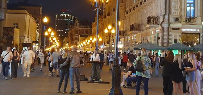 모스크바 아르바트 거리에서 버스킹하는 여성 (모스크바=연합뉴스) 최인영 특파원 = 러시아 모스크바 아르바트 거리에서 한 여성이 행인 앞에서 건반을 연주하며 노래를 부르고 있다. 2023.8.28 abbie@yna.co.kr (끝)