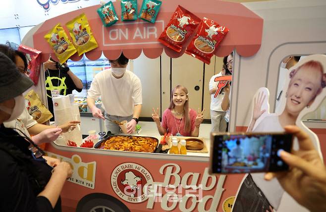 서울 삼성동 코엑스 ‘올댓트래블’ 행사 현장에서 먹방 크리에이터 ‘히밥’이 라이브 방송을 하고 있다. (사진=노진환 기자)