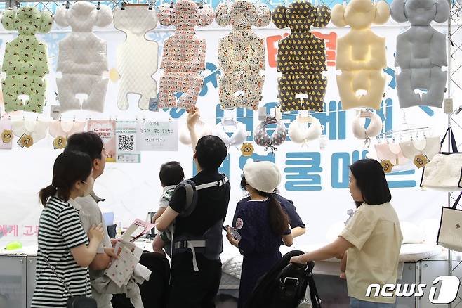 17일 대구 북구 엑스코 동관에서 열린 '제37회 대구베이비&키즈페어'를 찾은 관람객들이 다양한 유아용품을 살펴보고 있다. 2023.8.17/뉴스1 ⓒ News1 공정식 기자