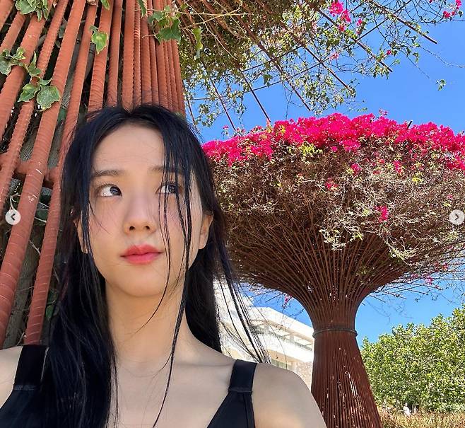 Seoul:) = BLACKPINK Jisoo gave off a watered-down beautyJiSoo posted a photo of his visit to the Getty Center in Los Angeles, USA, with an article entitled Free Time in Los Angeles on his instagram on the 29th.In the photo, JiSoo is taking a self-portrait with his eyes closed in the sunshine of hot Los Angeles. In the following photo, JiSoo is emitting a unique beauty by taking a self-portrait with a mischievous look.Especially, Jisoos beauty, which has become more popular after the release of his devotion to Ahn Bo-hyun, attracts attention.Meanwhile, JiSoo recently admitted her romance with actor Ahn Bo-hyun, who is seven years older than her.JiSoos agency, YG Entertainment, said, I am grateful for the relationship between JiSoo and Ahn Bo-hyun, he said. I would be grateful if you could watch them with a warm eye.