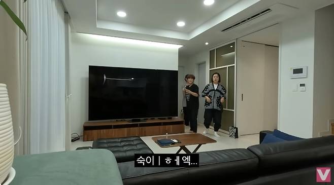 Song Eun-yi did Housewarming.On the 29th  ⁇  VIVO TV - Vivo SporTV  ⁇ , a video titled Long live the independence of the successful CEO! Song Eun-yis LAN line Housewarming 2023.ver ⁇  was posted.Song Eun-yi in the video introduced Kim Sook to the new house.Kim Sook, who came home with an air purifier, said, Its so good. Song Eun-yi I made money.Song Eun-yis two-story house attracted attention with its cozy living room, full camping room, neat kitchen and shabby bedroom.Kim Sook, who went to Camping Zone Pen Tree, said, I bought a very pretty thing.  Give me your sister. I had to take this and let Song Eun-yi freeze.Song Eun-yi said, Come out once. If you came to Housewarming, you have a taste to look around slowly. This circle turned Kim Sooks attention to me because I was nervous.In particular, Kim Sook saw a shoebox full of shoes, and it was a big deal.When I saw only shoes, there were about three people, and there was a young child, a nice aunt, and a deacon of the church.