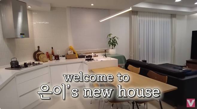 Song Eun-yi did Housewarming.On the 29th  ⁇  VIVO TV - Vivo SporTV  ⁇ , a video titled Long live the independence of the successful CEO! Song Eun-yis LAN line Housewarming 2023.ver ⁇  was posted.Song Eun-yi in the video introduced Kim Sook to the new house.Kim Sook, who came home with an air purifier, said, Its so good. Song Eun-yi I made money.Song Eun-yis two-story house attracted attention with its cozy living room, full camping room, neat kitchen and shabby bedroom.Kim Sook, who went to Camping Zone Pen Tree, said, I bought a very pretty thing.  Give me your sister. I had to take this and let Song Eun-yi freeze.Song Eun-yi said, Come out once. If you came to Housewarming, you have a taste to look around slowly. This circle turned Kim Sooks attention to me because I was nervous.In particular, Kim Sook saw a shoebox full of shoes, and it was a big deal.When I saw only shoes, there were about three people, and there was a young child, a nice aunt, and a deacon of the church.