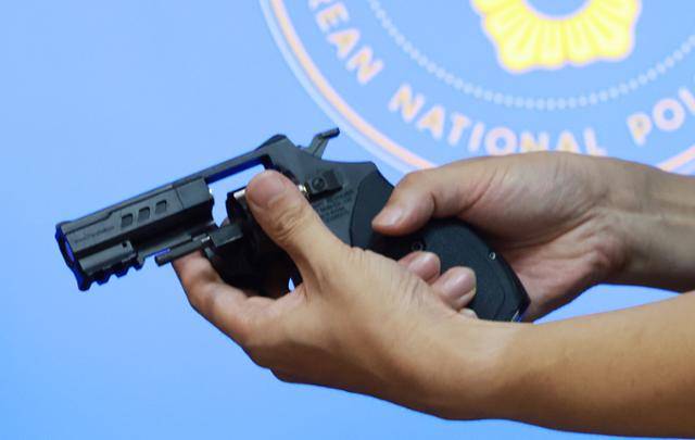 경찰 관계자가 29일 서울 서대문구 미근동 경찰청에서 저위험 권총을 공개하고 있다. 연합뉴스