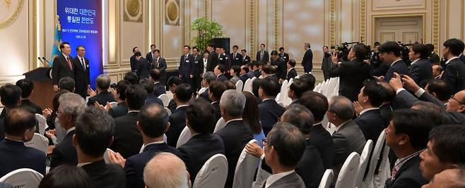 간부위원들과 기념촬영 하는 윤 대통령 윤석열 대통령이 29일 청와대 영빈관에서 열린 ‘제21기 민주평화통일자문회의 간부위원과의 통일대화’에서 김관용 수석부의장을 비롯한 간부위원들에게 임명장을 수여한 후 기념촬영을 하고 있다. 대통령실사진기자단