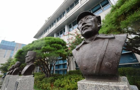 이전 검토 중인 국방부 앞 홍범도 흉상 - 국방부가 육군사관학교 교내뿐 아니라 국방부 청사 앞에 설치된 고(故) 홍범도 장군 흉상에 대해서도 필요시 이전을 검토하고 있다고 밝힌 28일 서울 용산구 국방부 청사 앞에 설치된 고 홍범도 장군 흉상 모습. 2023.8.28 연합뉴스