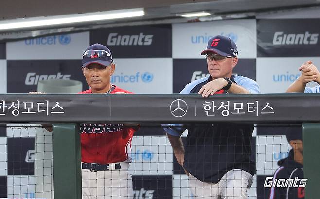 ▲ 이종운 롯데 감독대행(왼쪽)이 래리 서튼 전 감독의 바통을 이어받아 선수단을 지휘한다. ⓒ롯데 자이언츠