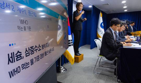 30일 서울 종로구 정부서울청사에서 열린 일본 후쿠시마 원전 오염수 방류 관련 일일 브리핑에서 박성훈 해양수산부 차관(왼쪽 네 번째) 방류 이후 실시된 바닷물과 수산물 방사능 검사에 관한 결과를 발표하고 있다. 박 차관은 검사 결과 "WHO가 정한 먹는 물에 대한 방사능 기준에 크게 미달하고 있다"라고 했다. 연합뉴스.