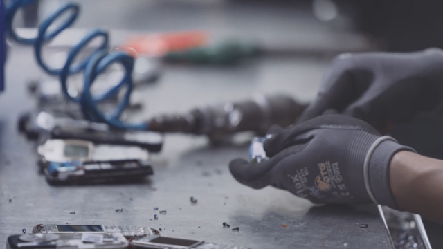 글로벌 전기·전자 폐기물(E-waste) 전문기업인 테스(TES)의 한 재활용 시설에서 직원이 전동드릴 등을 이용해 수작업으로 폐IT기기를 분해하고 있습니다. 폐스마트폰을 비롯한 E-waste 재사용·재활용의 중요성은 점점 커지고 있습니다. 자원 소모와 폐기를 최소화하고 가능한 모든 자원을 재사용해 지속가능성을 추구하는 '순환 경제 모델'을 구축해야 한다는 사회적 요구가 높아지고 있기 때문이죠. 테스 제공