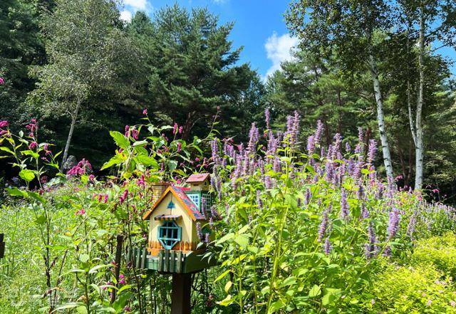 허브나라농원에선 식물이 주인공이다. 정원에 숨은 작은 소품들이 색다른 감성으로 다가온다.