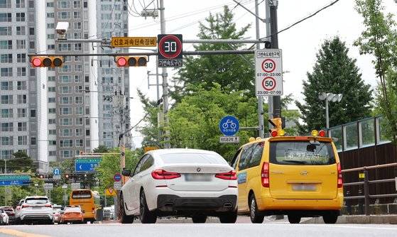 경찰청이 다음 달 1일부터 스쿨존 속도제한을 시간대별로 달리 적용한다고 밝혔다가 하루만에 이를 사실상 번복했다. 연합뉴