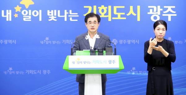 신동하 광주광역시 대변인이 30일 오후 시청 5층 브리핑룸에서 열린 기자회견에서 보훈단체 정율성 역사 공원 반대집회와 관련한 광주시 입장을 발표하고 있다./사진=광주시