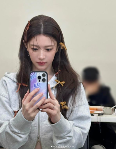 Actor Go Yoon-jung gave off some doll-like Beautiful looks.On the 30th, Go Yoon-jung revealed a variety of daily life including Mirror Selfie. Go Yoon-jung in the photo shows styling with colorful makeup and braided hair.Above all, Go Yoon-jung caught the eye by boasting dazzling beautiful looks that penetrated blurred quality.Not only that, but so did Selfie, who was photographed wearing a bungee hat. He showed off his doll-like visuals with a slender jaw line with distinct features, and added a lovely charm to captivate his fans.The netizen who saw this was not a sign, it was a goddess, it was a goddess, it was an autumn spirit, it was just a form, it was crazy.On the other hand, Go Yoon-jung is performing in Disney + Original Series  ⁇  Museum of the Moving Image  ⁇  which is released every Wednesday.Museum of the Moving Image is a psychic action hero that confronts the children who live in the present while hiding their psychic powers and the parents who have lived with hiding the painful secrets of the past together with the great dangers of the times and generations. I took the role of Jiang Hisu. ⁇  Go Yoon-jung  ⁇