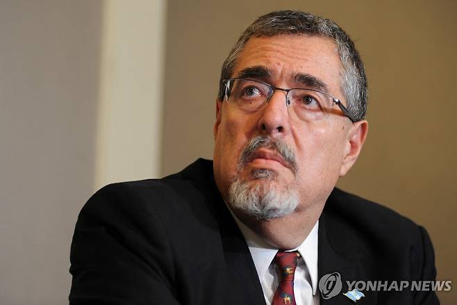 기자회견하는 베르나르도 아레발로 과테말라 대통령 당선인 (과테말라시티 로이터=연합뉴스) 베르나르도 아레발로 과테말라 대통령 당선인이 28일(현지시간) 과테말라시티에서 소속 정당에 대한 잠정 활동중지 결정과 관련해 기자회견을 하고 있다. 2023.8.30