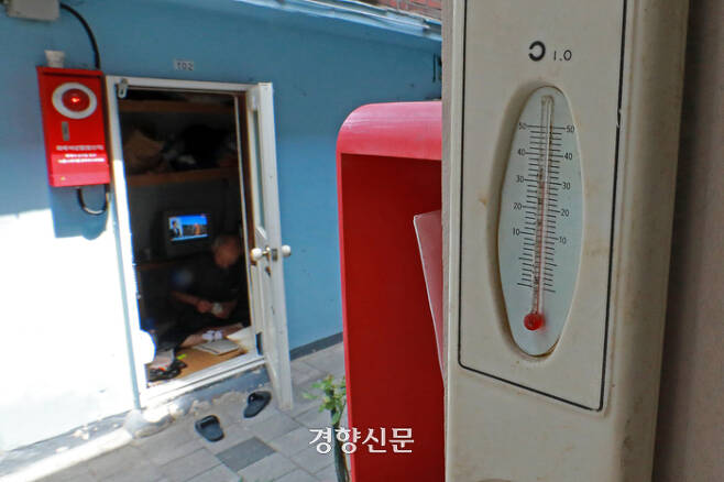 폭염 특보가 발령된 7월2일 서울 종로구의 쪽방촌에서 한 주민이 더위를 식히기 위해 현관문을 열어 놓은 채 생활하고 있다. 조태형 기자
